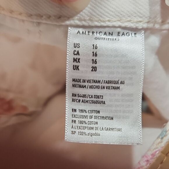 EUC American Eagle Pleated Mom Floral Jean Shorts - Picture 7 of 8